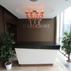 Garderobe mit Blumen